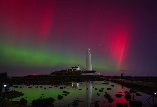 UK: Polarna svjetlost iznad zaljeva Whitley iznad svjetionika St. Mary's u zaljevu Whitley