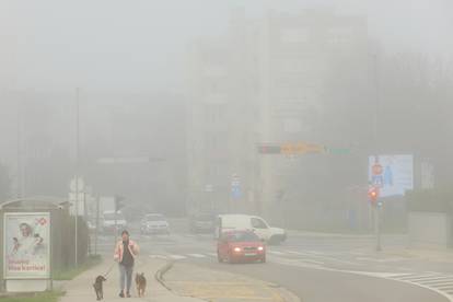 FOTO Mjesto Bisko je 'nestalo' pod gustom maglom, Karlovac je izgledao kao u bajci...