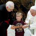 Dječak došetao dok je Papa govorio o dijalogu mladih i starih: 'Maleni je odvažan!'