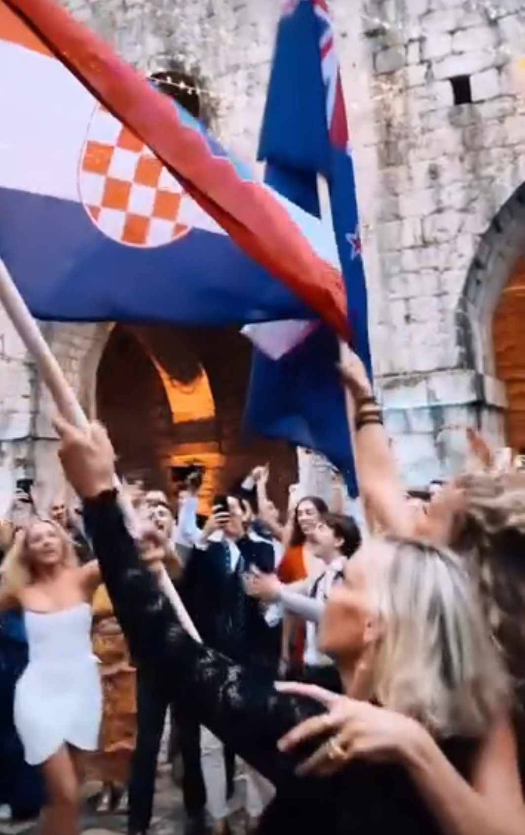 FOTO Svi partijaju, a legendarni Rod Stewart uzeo metlu pa krenuo mesti: Nasmijao goste