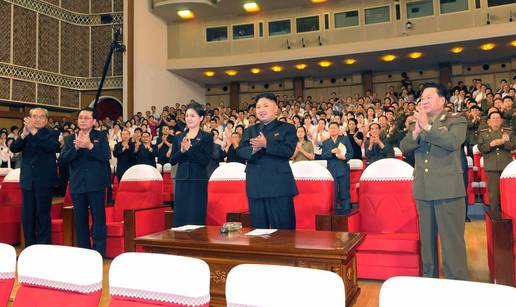 Sve zanima tko je tajanstvena crnka pored Kim Jong-una