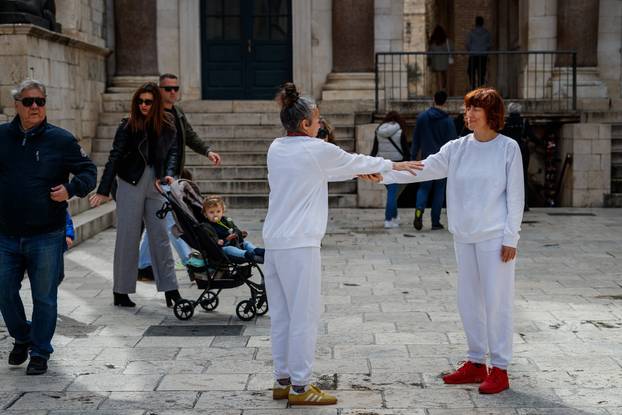 Performans 'Milovanje' na splitskom Peristilu