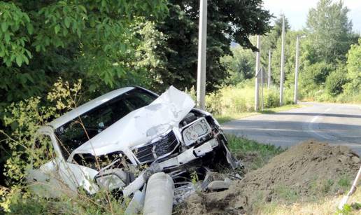 Zaspala u vožnji, Mercedesom sletjela s ceste i udarila u stup