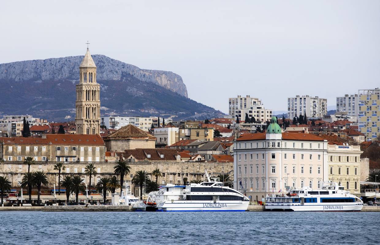 Užas u Splitu: Čovjek rastjerao turiste, htjeli su se iživljavati na beskućniku. 'Skinuo je hlače...'