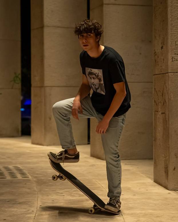 Tko su zvijezde nove hit serije 'Sram': Sjajno glume tinejdžere, neki imaju i preko 30 godina