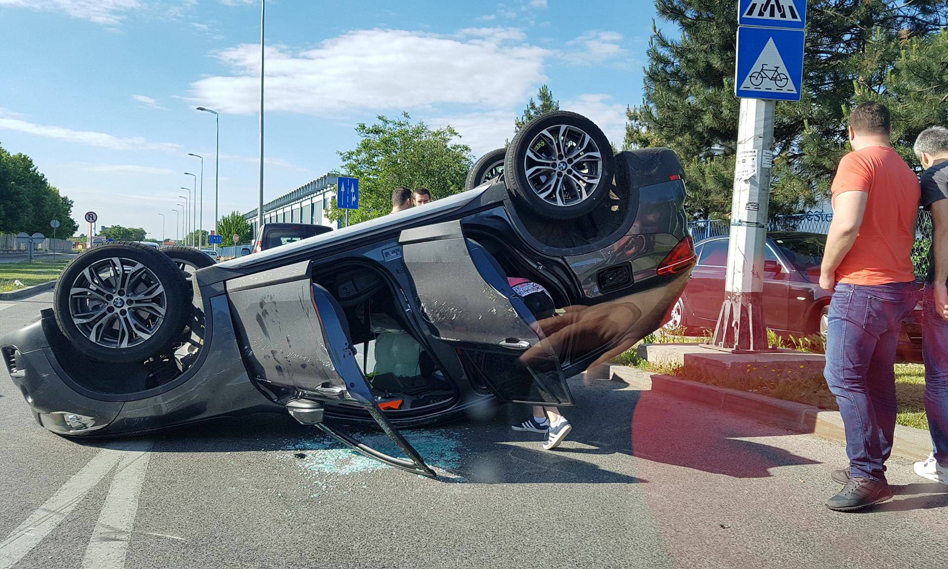 Sudar u Zagrebu: Auto završio na krovu, jedan vozač u bolnici