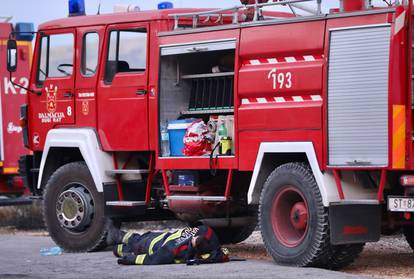 FOTO Odmorite, heroji! Zaslužili ste! Vatrogasci zaspali na cesti nakon što su obranili kuće...