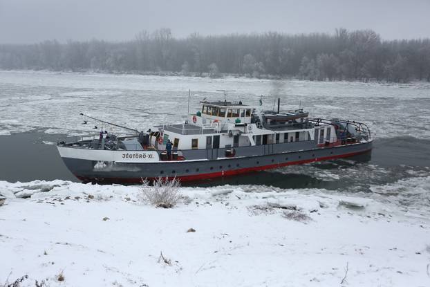 2017. Dunav se zaledio, Hrvati pozvali ma?arske ledolomce u pomo?