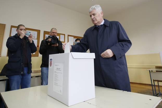 Mostar: Dragan Čović u pratnji supruge glasovao u drugom krugu predsjedničkih izbora