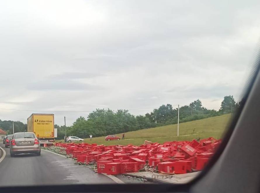 Tuga u Krnjaku: Iz kamiona su ispale gajbe pune piva, zbog rasutog stakla došla i policija