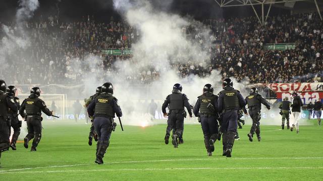 Kaos na Poljudu: Torcida upala na teren, igrači pobjegli u tunel! Specijalci tjerali huligane