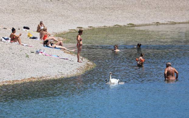 Zagreb: Građani osvježenje potražili na Jarunskom jezeru