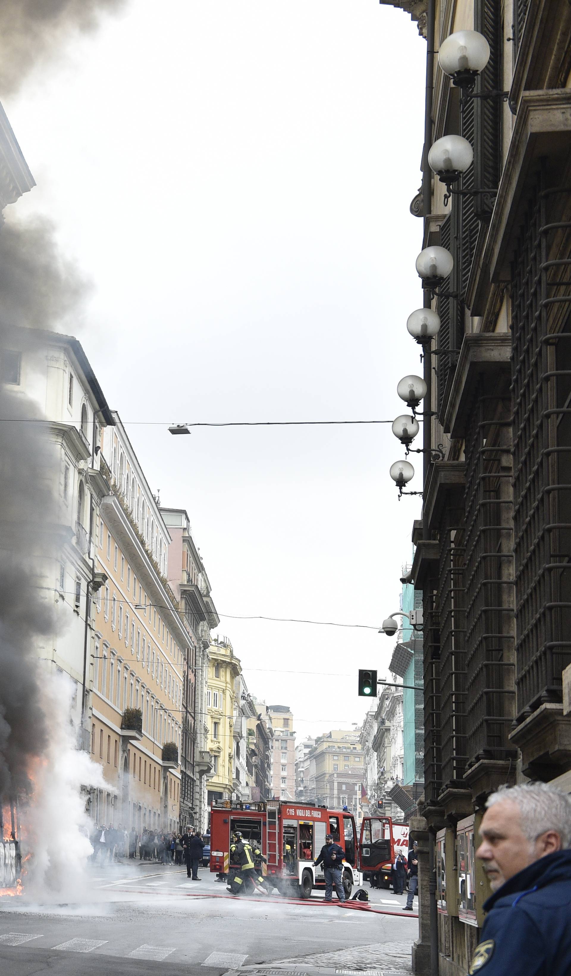 Rome, ATAC bus explodes in Via del Tritone