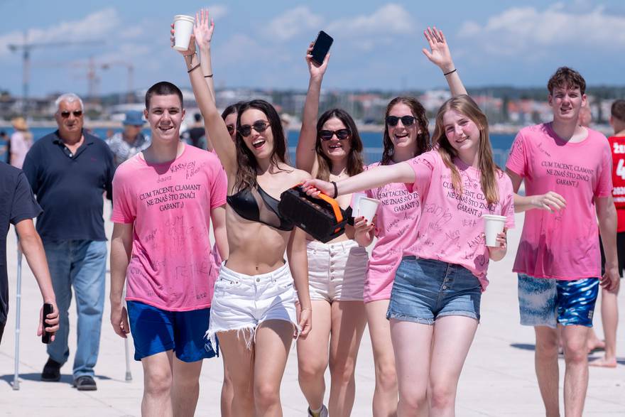 Zadarski maturanti proslavili kraj škole skakanjem u more s rive