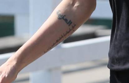 Nije joj dosta crteža: Angelina Jolie pokazala novu tetovažu