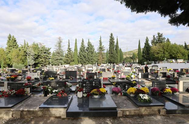 Šibenik: Na blagdan Svih svetih gra?ani posje?uju grobove svojih najmilijih