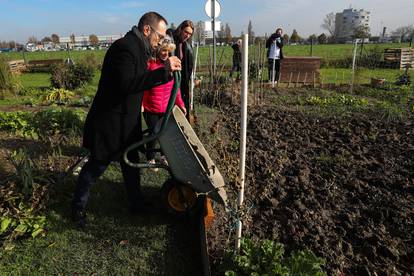 FOTO Tomašević u akciji: Uzeo lopatu i zasukao rukave pa građanima dijelio kompost