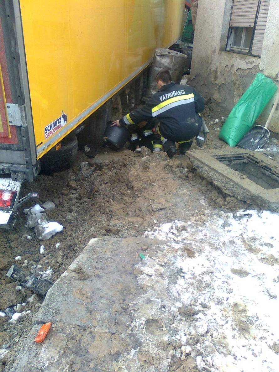 Zaspao? Kamionom je sletio s ceste u  jarak i zabio se u kuću