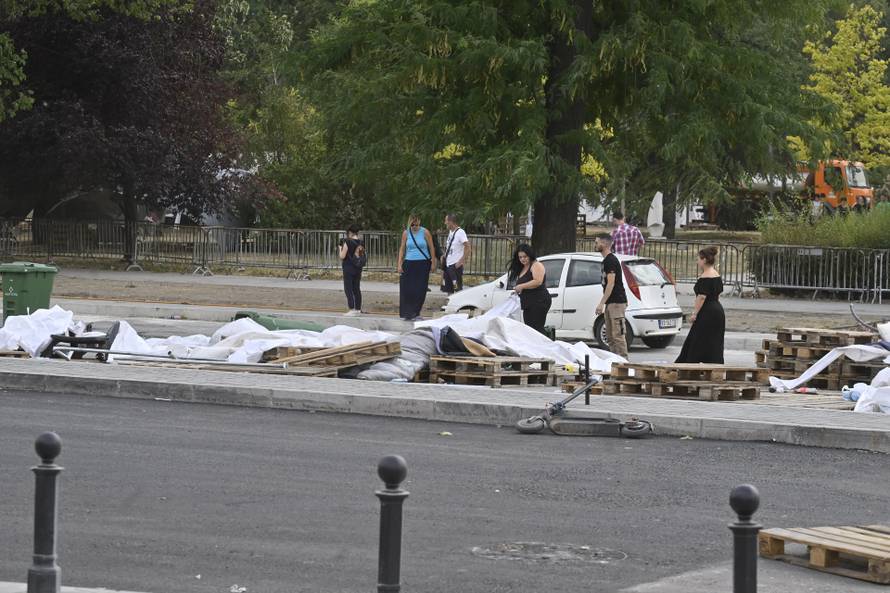 Beograd: Šatorsko naselje ispred Narodne skupštine Republike Srbije  se srušilo pod natelom jakog vjetra