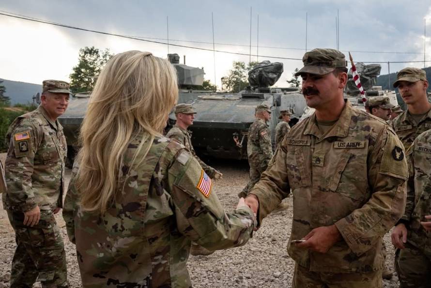 FOTO Pogledajte američku veleposlanicu u Slunju, dijelila obroke vojnicima na vježbi