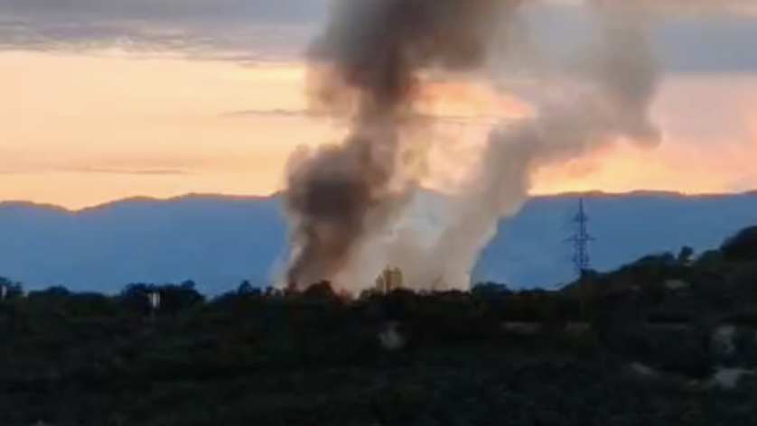 VIDEO Gori reciklažno dvorište u Rijeci: 'Vidi se crni gusti dim, a sirene se neprestano čuju'