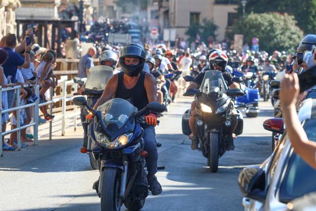 Defile motorista kroz PUlu