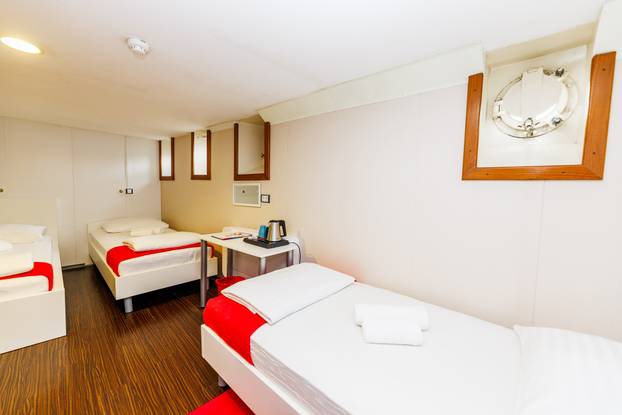 FOTO Zavirite u prvi brod-hotel u Hrvatskoj: Noćenje na ovom brodu u Rijeci ima posebnu čar