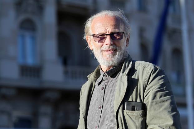 Zagreb: Radivoj Jovi&ccaron;i&cacute; skuplja cigle po gradu za gradnju ku&cacute;e