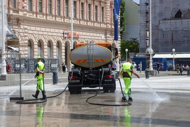 Zagreb: Radnici Čistoće čiste trg nakon slavlja maturanata