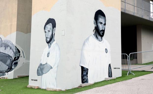 Split: Ususret 114. rođendanU Hajduka na zgradi Sveučilišta naslikani su murali nogometaša