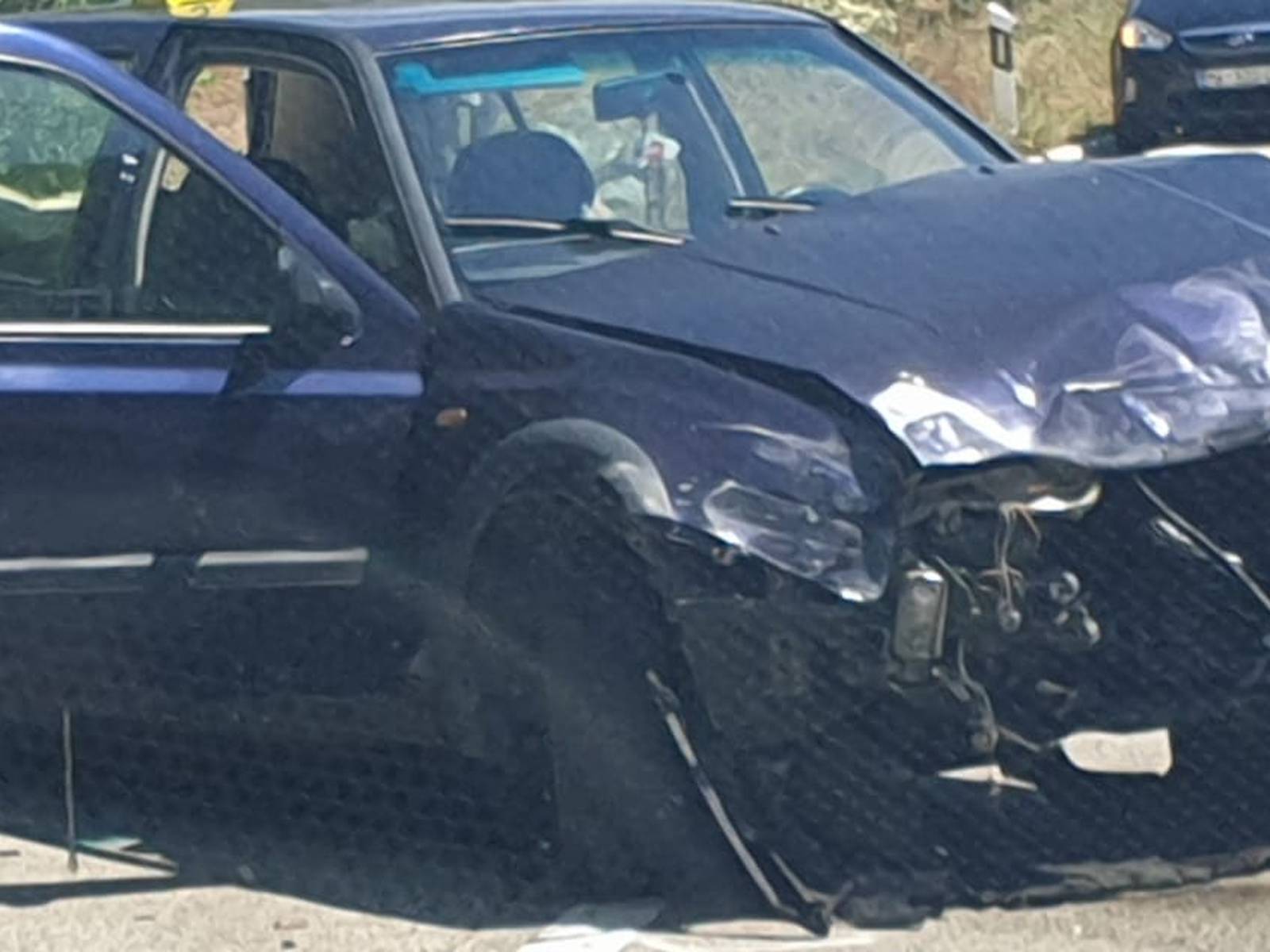 Auto završio na boku, a jednog muškarca su prevezli u bolnicu