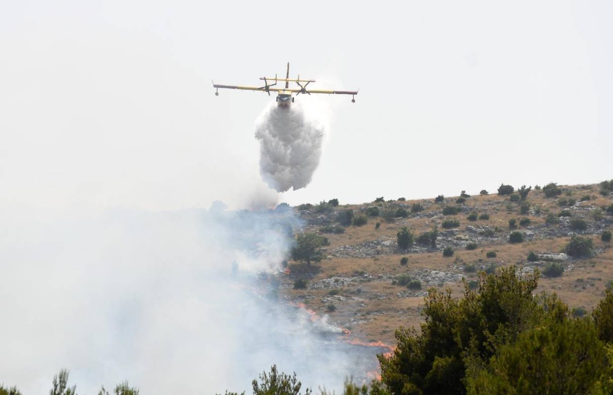 Požar kod Šibenika: Gori trava i nisko raslinje, 70 je vatrogasaca na terenu, poslani su i kanaderi