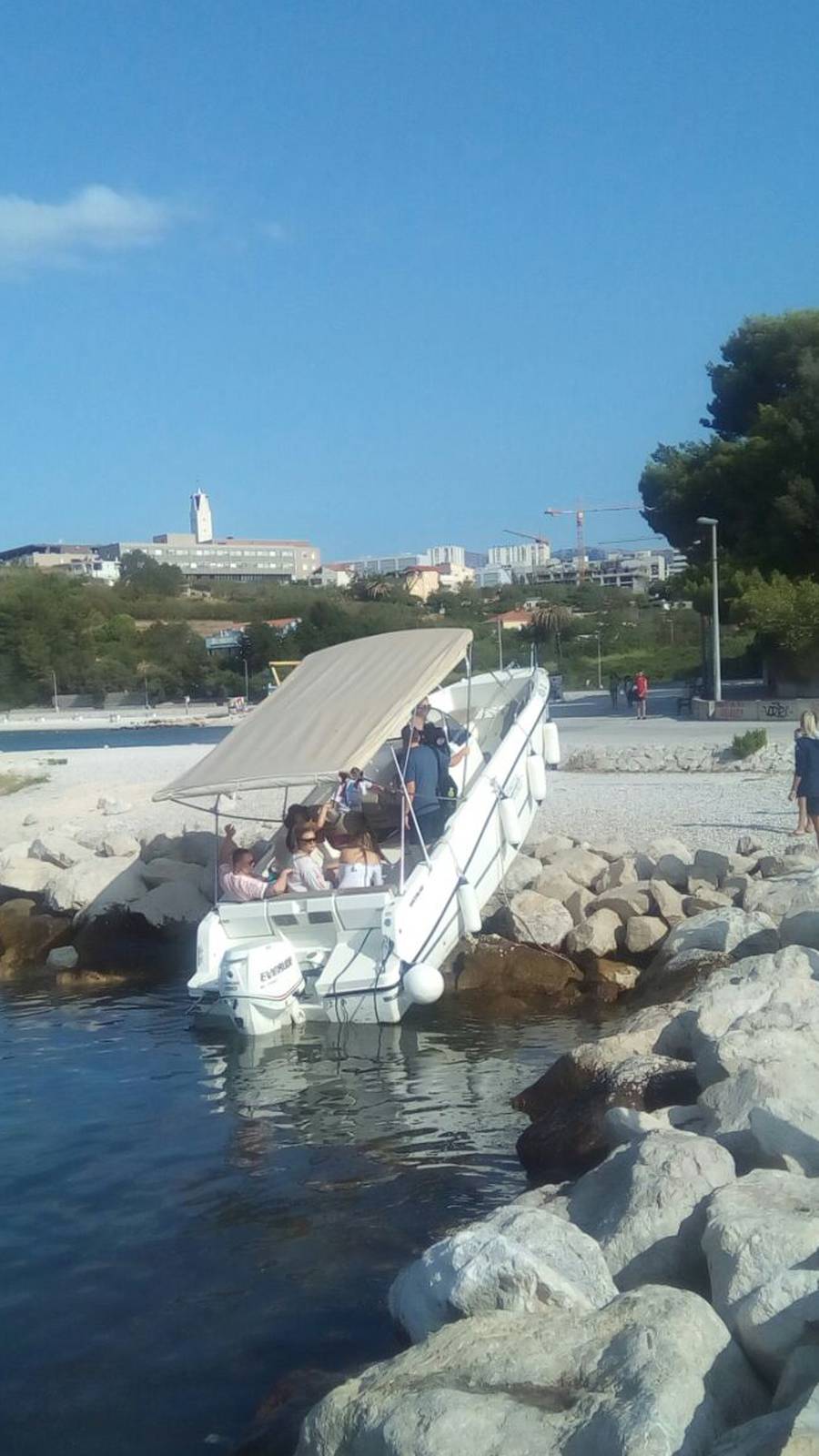 Ruksakom je slučajno zapeo za ručicu gasa pa se dogodilo ovo