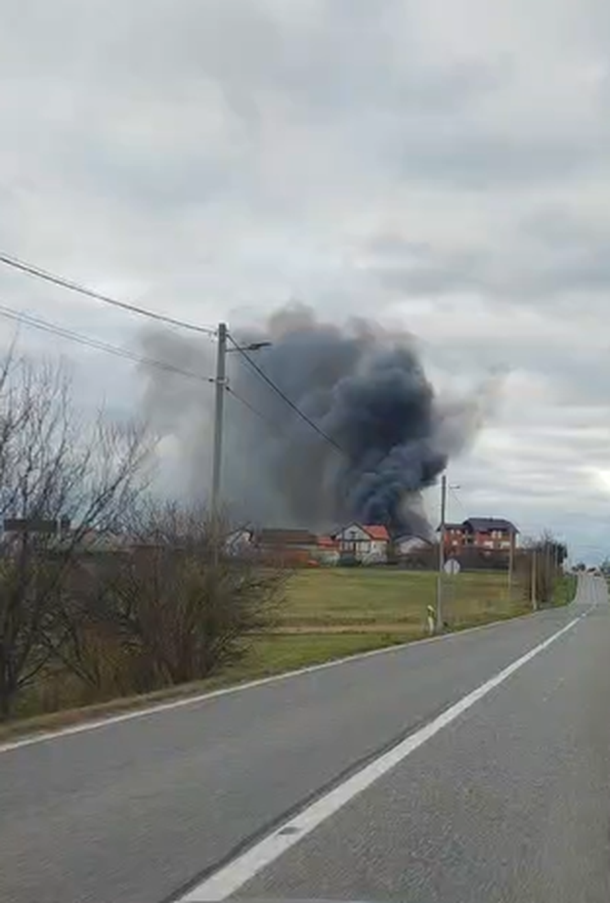 FOTO Strašne scene iz Sesveta: Požar u hali, diže se gusti dim