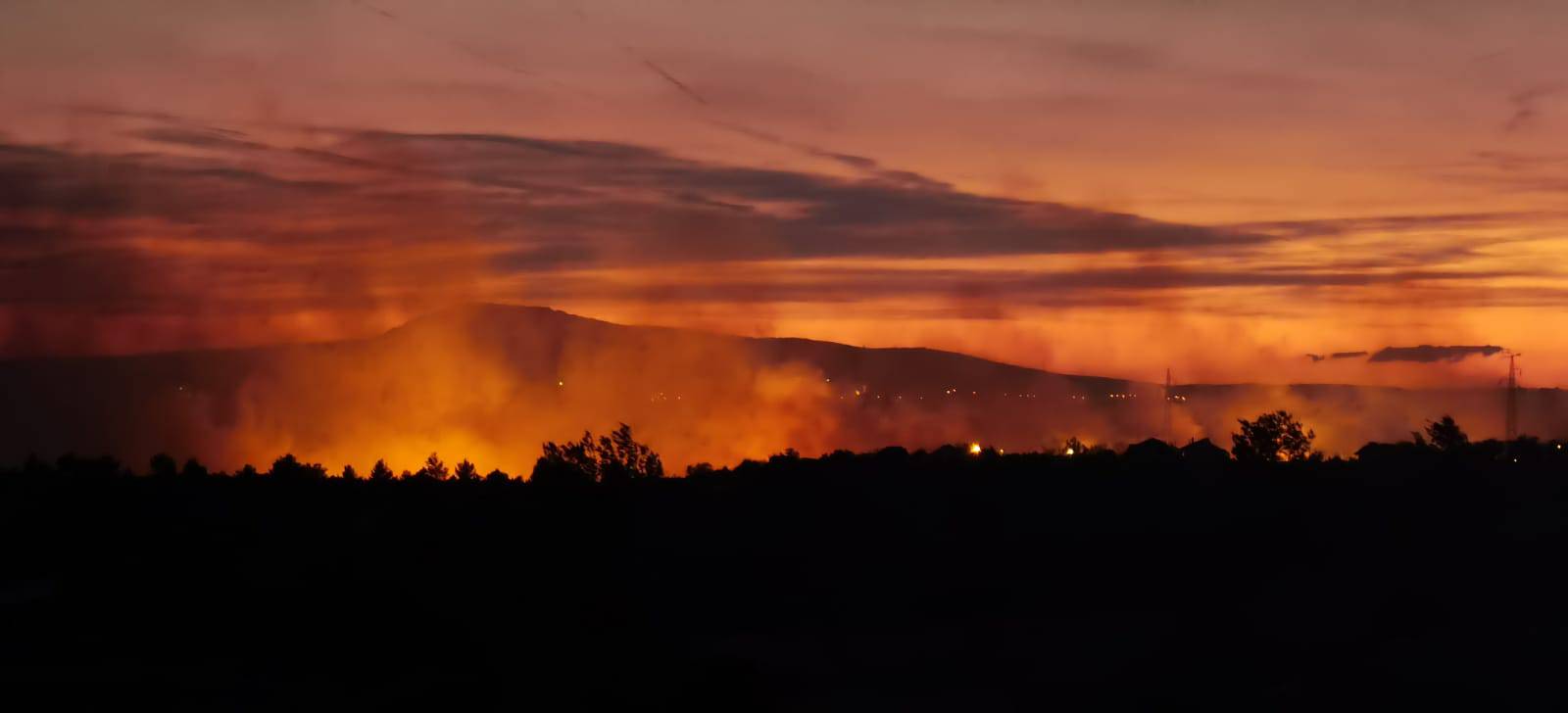 Požar kod Skradina gasi skoro 50 vatrogasaca, čeka ih duga i teška noć. Buknulo i kod Polače