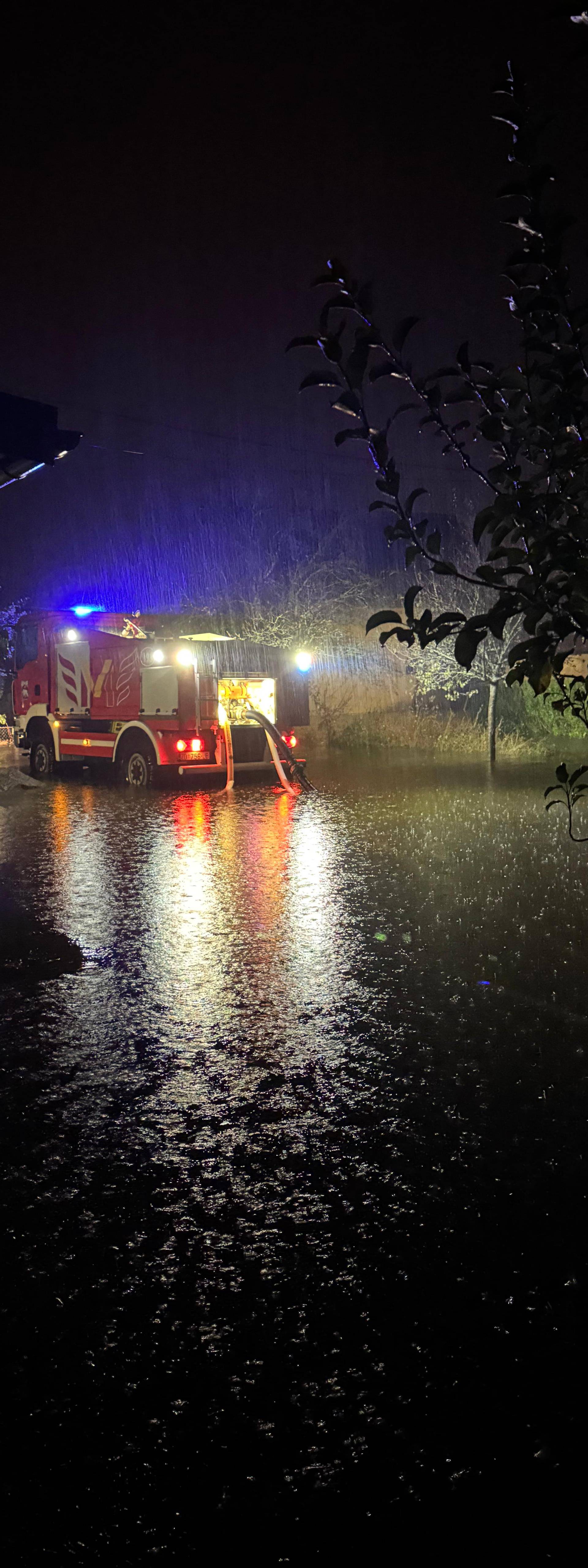 FOTO Vatrogasci cijelu noć bili na intervencijama: 'Najgore je iza nas, vodostaj lagano pada'