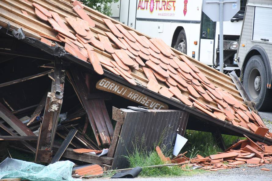 Autobus se zabio u nadstrešnicu autobusne stanice u Gornjem Hruševcu 