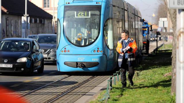 Zagreb: Tramvaj koji je iskočio iz tračnica izazvao prometni kolaps