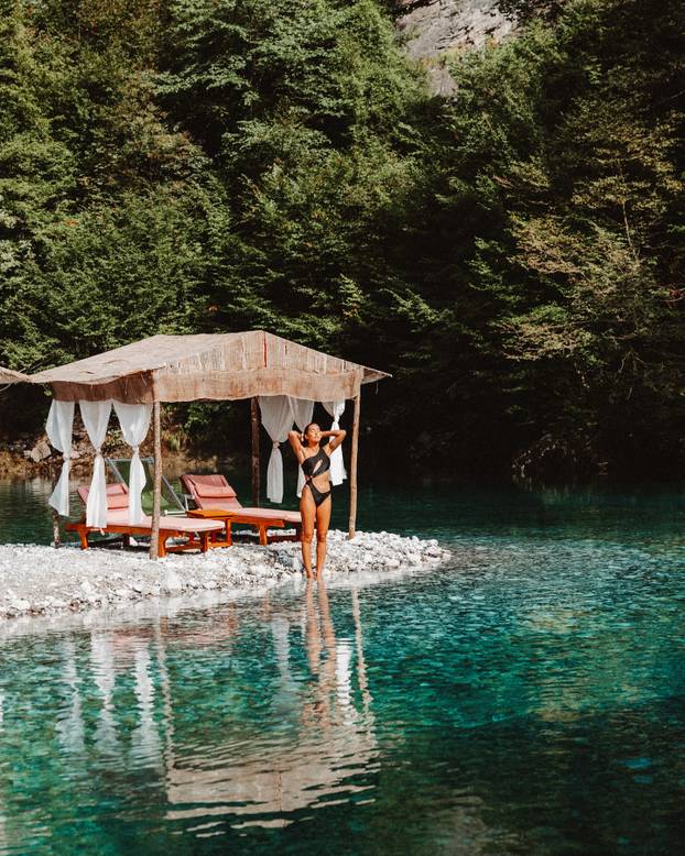 FOTO Lijepa Chelsea očarala je milijune fantastičnim fotkama sa svojih putovanja