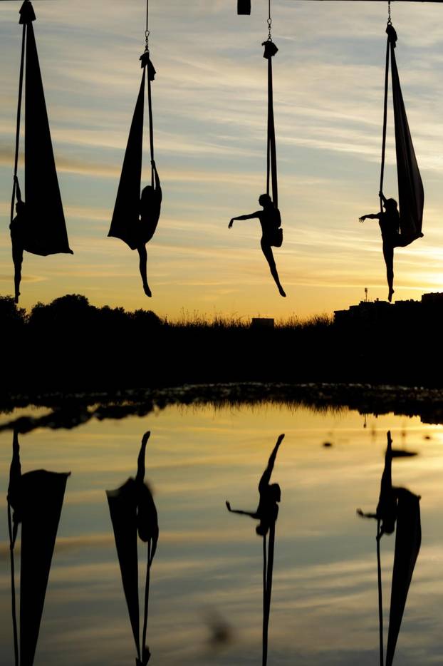 Čarobni ples na svili: Predivne siluete ispod mosta Mladosti