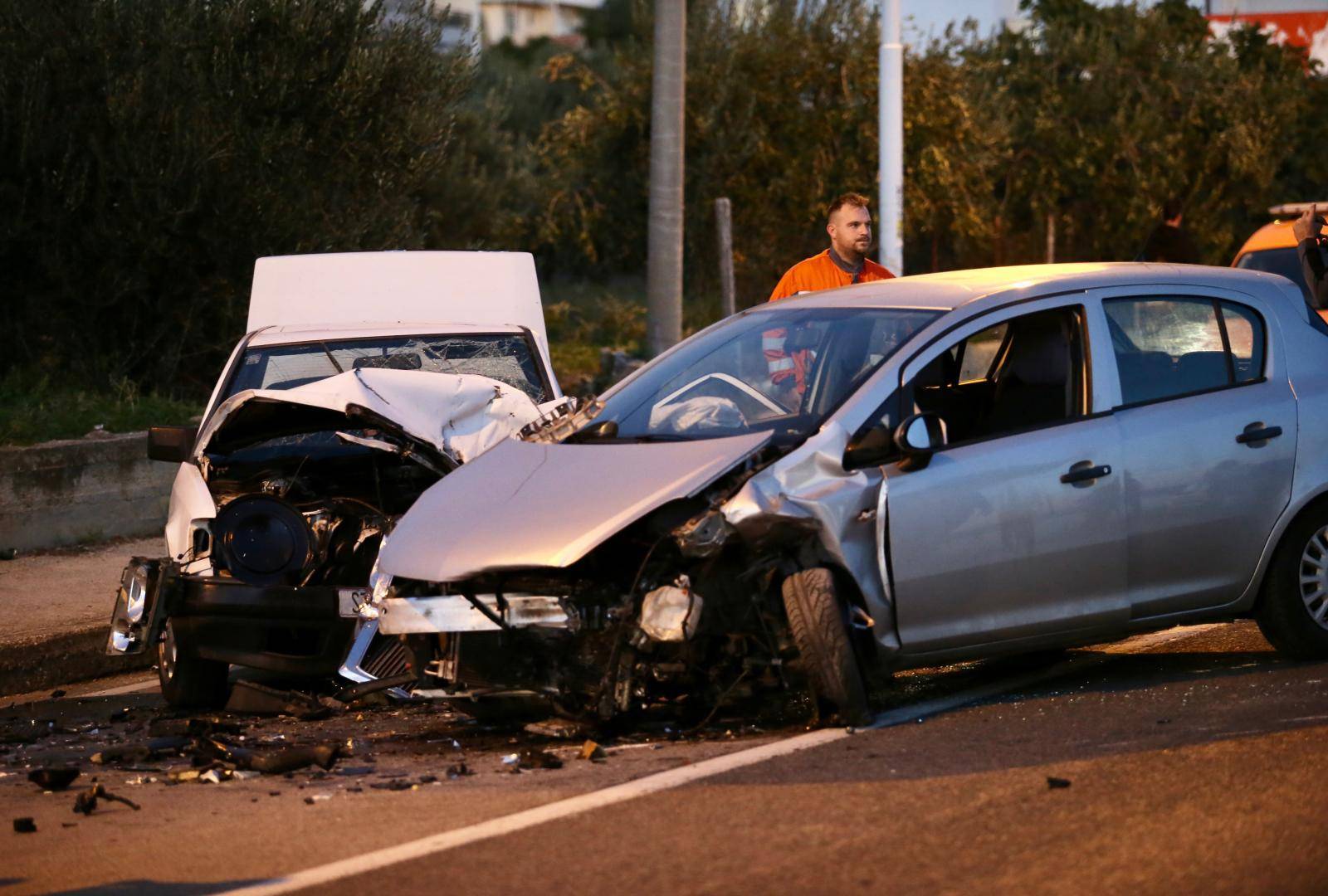Nesreća u Podstrani: Sudarila se dva vozila, četvero ozlijeđenih