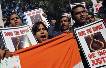 Indija: Muža zavezali za stablo i ženu su silovali pred njim