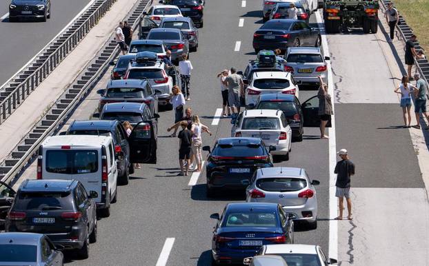 Otočac: Kolona prije tunela Plasina u smjeru Dubrovnika