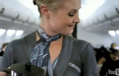 Gole stjuardese poslužuju pića zadovoljnim putnicima