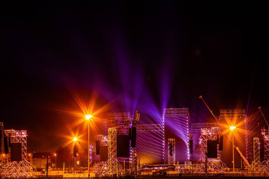 Zagreb: Spektakularna svjetlosna proba na Hipodromu uoči Thompsonovog koncerta