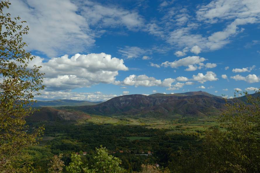 Cestom smrti do škole: Odroni, provalije, divlje svinje i poskoci