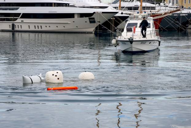 Zadar: Izvlačenje auta koji je 18 godina bio u moru