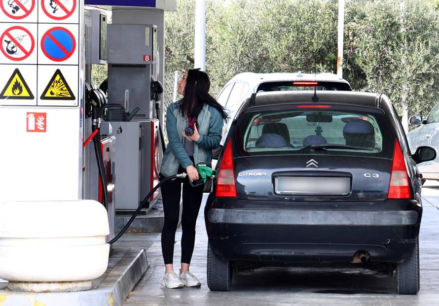 Šibenik: Po?ele su gužve na benzinskim postajama uo?i najavljenog poskupljenja goriva