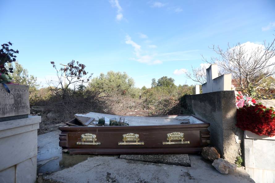 Izvadili pokojnika, prazan lijes mjesec dana stoji na groblju...