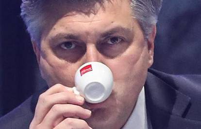 Bravo, Plenković je otkrio da postoje rasizam i fašizam. Ali samo kad HDZ-u ne služe kavu